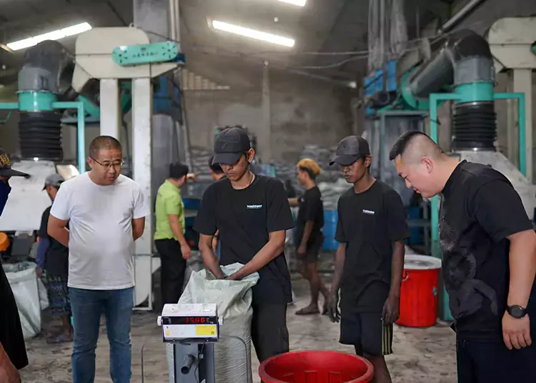 Indonesialaisten asiakkaiden perusteellinen käynti kookoskuoren aktiivihiilen tehtaalla: tuotannon vahvuuden ja yhteistyön vilpittömyyden todistaminen